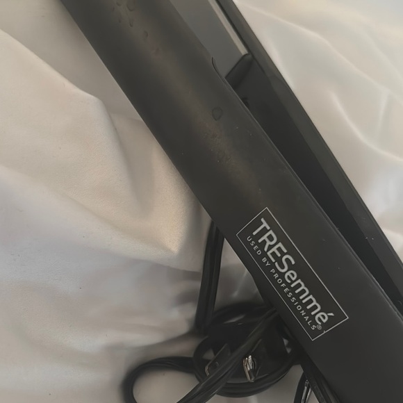 TRESemmé Black Hair Straightener - Picture 2 of 4